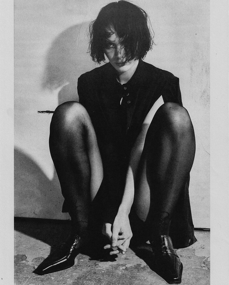 Woman photographed sitting on the floor